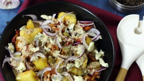 С беконом и сыром: рецепт вкусного картофельного салата