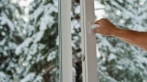 Уход за пластиковыми окнами в зимний период: особенности и рекомендации