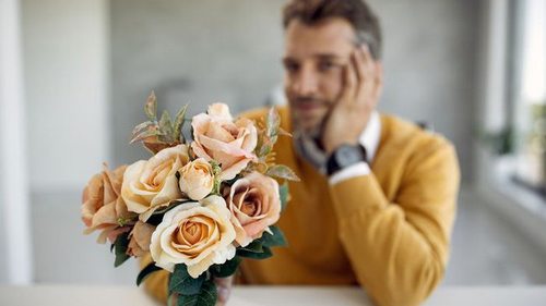 Вот почему мужчина не дарит женщине цветы и подарки: список самых частых причин