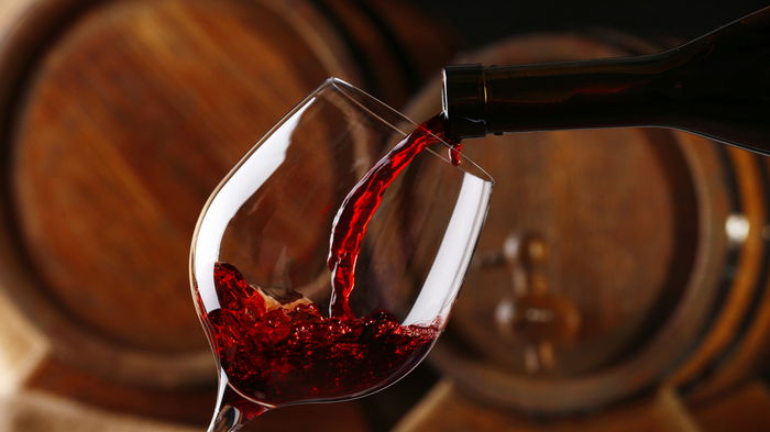 Как девушке открыть вино без штопора: 5 проверенных техник