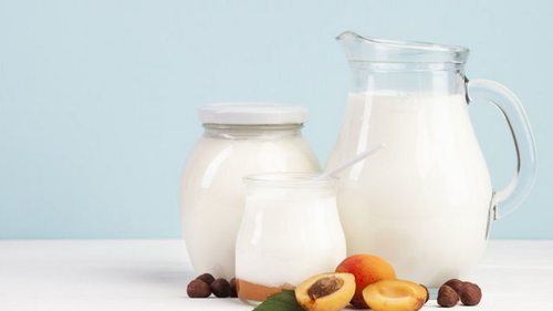 Не смешивайте молоко с фруктами. Диетолог назвала 3 побочных эффекта