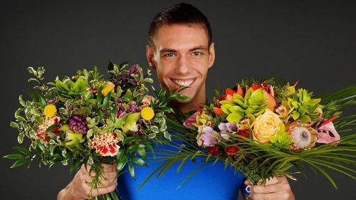 Можно ли дарить цветы мужчине: правила этикета и значения букета