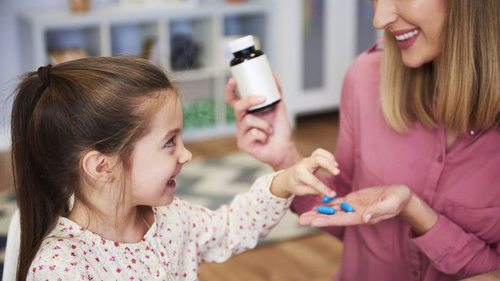 Как правильно давать таблетки детям. Врач опроверг три основных мифа
