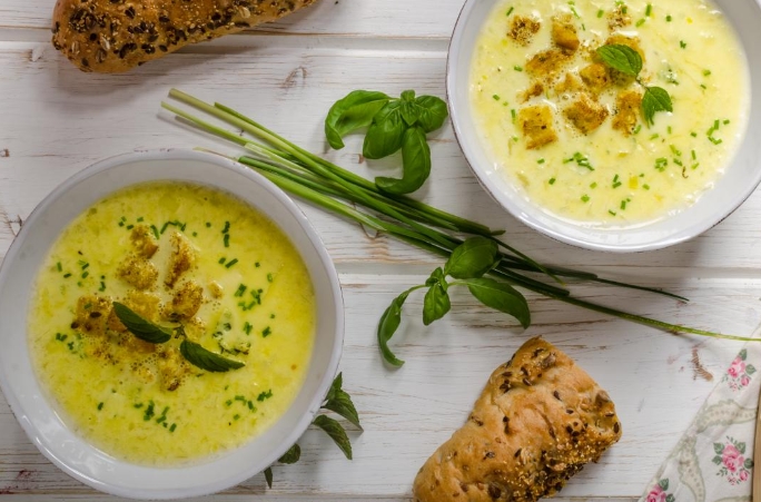 Гороховый суп-пюре с домашними сухариками: этот рецепт покорит всех