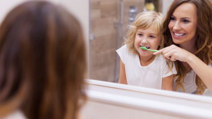 Будьте осторожны. Стоматологи объяснили, каких веществ не должно быть в детской зубной пасте