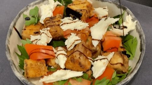 Изысканно и необычно: рецепт салата с хрустящими баклажанами