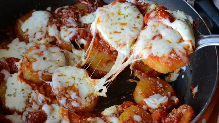 Почти как пицца: рецепт запеченного на сковороде картофеля с помидорами