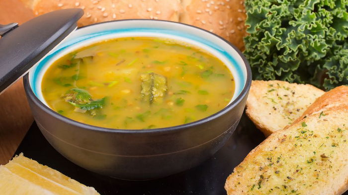 Вкусный обед на всю семью: куриный суп с чесночными клецками