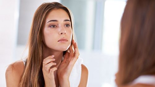 Почему появляются морщины и прыщи: дерматолог объяснила, как стресс влияет на кожу