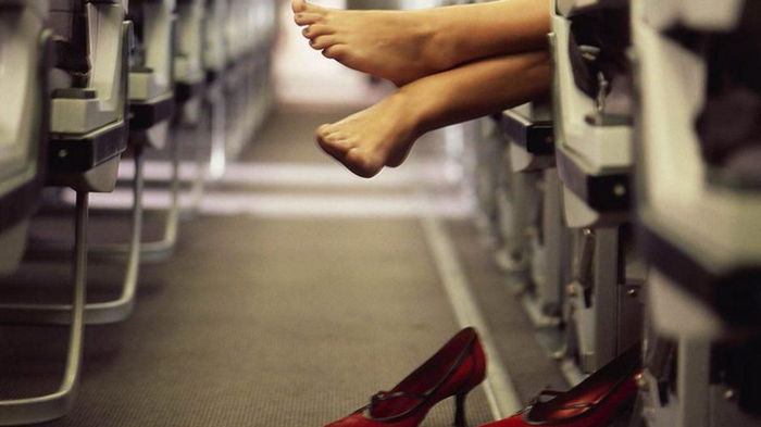 Не только шпильки: какую обувь ни в коем случае нельзя обувать в самолет