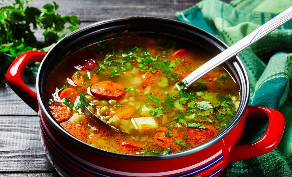 Гороховый суп с охотничьими колбасками: классический рецепт