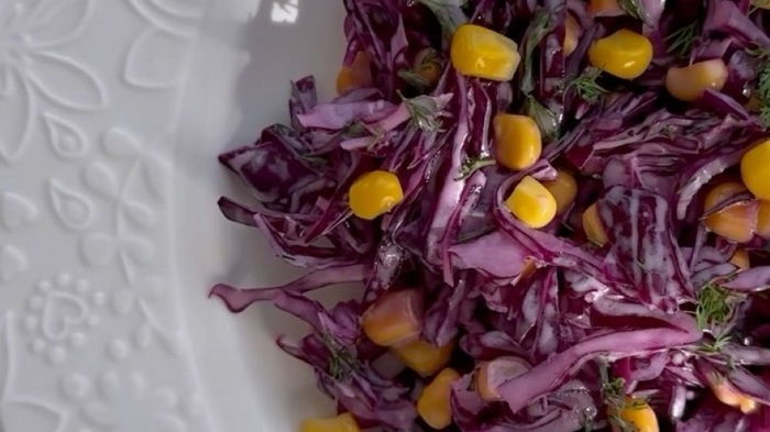 Салат из красной капусты с кукурузой: легкий рецепт полезного блюда