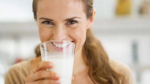 Можно ли уснуть от молока и кому его лучше не пить: что говорят врачи
