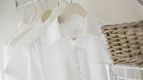 Зачем класть белую одежду в пакет: незаменимый лайфхак для стиральной машины