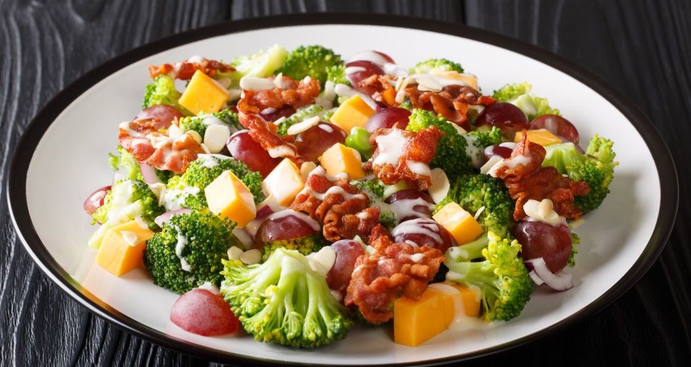 Салат с клюквой, беконом и брокколи: рецепт полезного и яркого блюда