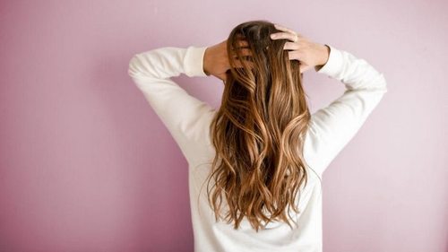 Жирне волосся: як подолати проблему в домашніх умовах