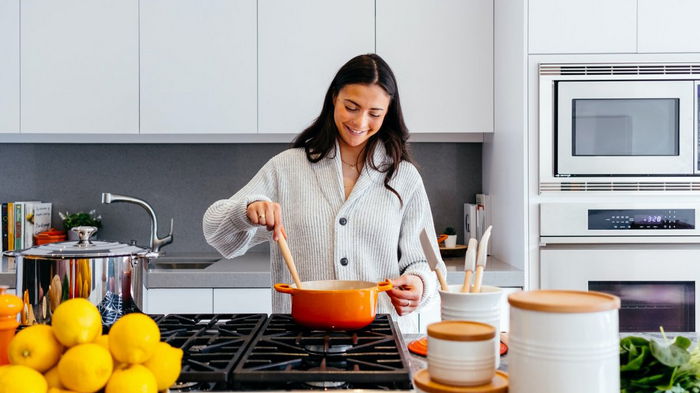 Эксперт назвал 5 кухонных привычек, от которых нужно отказаться, и вот почему