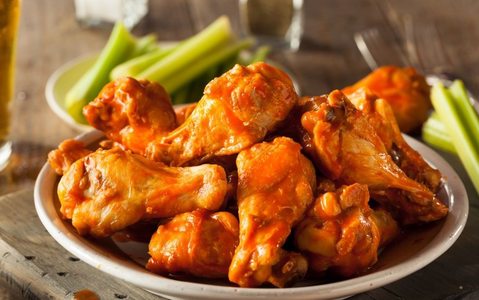 Куриные крылышки Баффало, запеченные в духовке: рецепт популярного блюда