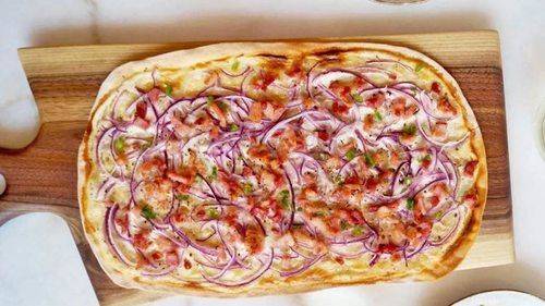 С луком и беконом: рецепт немецкой пиццы Flammkuhen