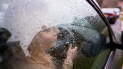 Что сделать, чтобы лобовое стекло в машине не запотевало: лайфхак от опытных водителей