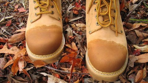 Чем обработать обувь в домашних условиях, чтобы защитить от промокания: лучшие средства