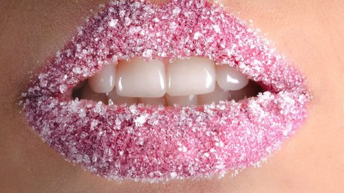 Косметологи рекомендуют отказаться от этих пяти привычек – они приводят к раннему старению губ