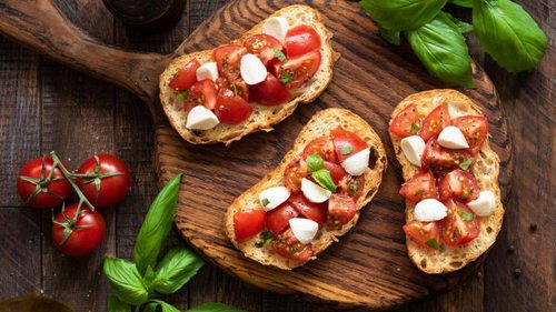 Идеальный перекус: итальянская брускета с моцареллой и помидорами