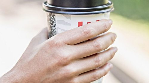 Почему нельзя пить кофе и чай из бумажных стаканчиков: скрытая опасность