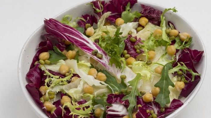 Салат из запеченной капусты и нута: вкусно и полезно