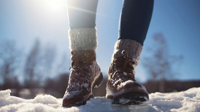 Лайфхак с капроновыми колготами и супер клеем: обувь не будет скользить по снегу