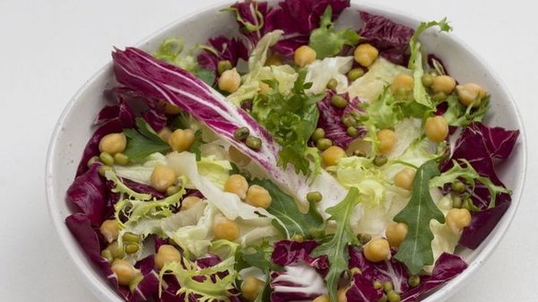 Салат из запеченной капусты и нута: вкусно и полезно