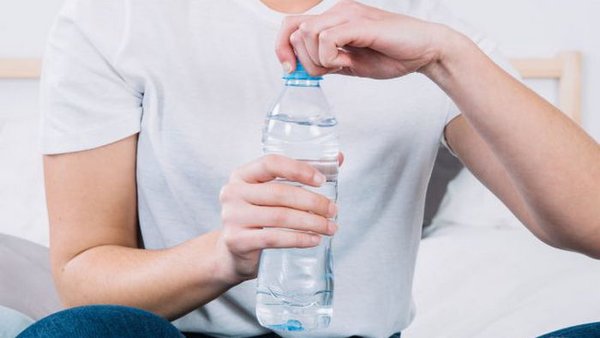 Безопасно ли пить воду из пластиковых бутылок: об этом не все знают