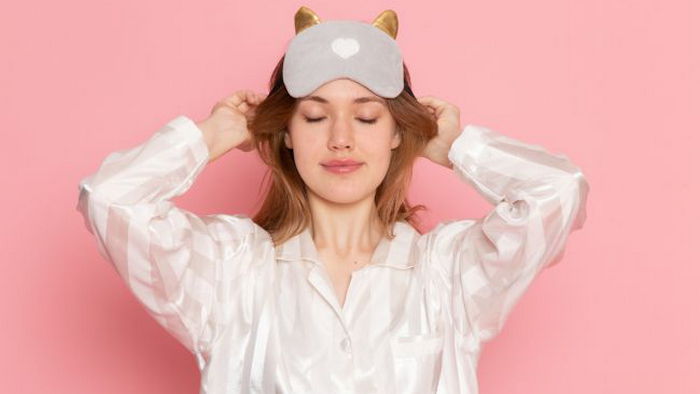 Почему полезно спать в маске для глаз: преимуществ немало