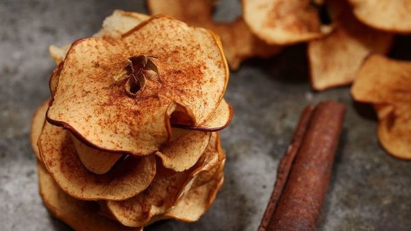 Яблочные чипсы с корицей: как приготовить простое и полезное блюдо в домашних условиях