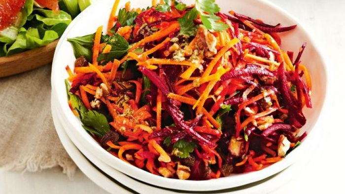 Здоровое питание: салат из моркови, свеклы с изюмом и орехами пекан