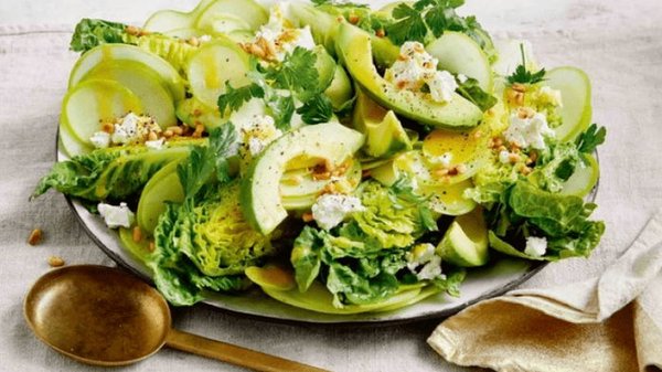Зеленый салат с авокадо, яблоком и козьим сыром: насыщаем организм витаминами