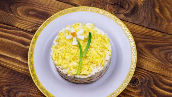 Рецепт на праздники: как приготовить салат Мимоза с оригинальными ингредиентами