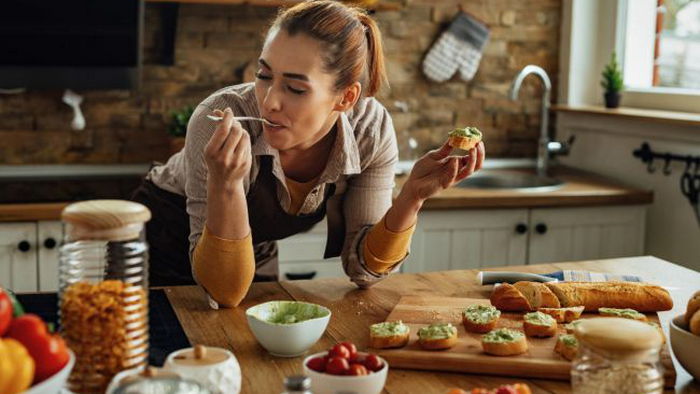 Эти 5 пищевых привычек губительно действуют на здоровье. Диетологи объяснили, что и как не стоит есть