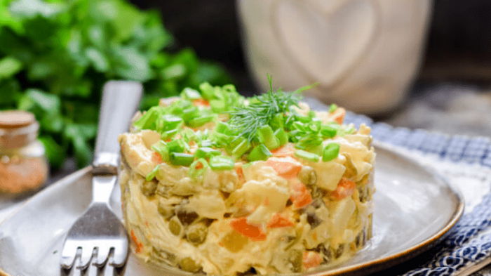 Праздничные блюда: салат «Столичный» с курицей и консервированным горошком