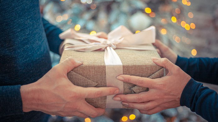Что подарить родителям на Новый год 2024: идеи полезных и интересных подарков для папы и мамы