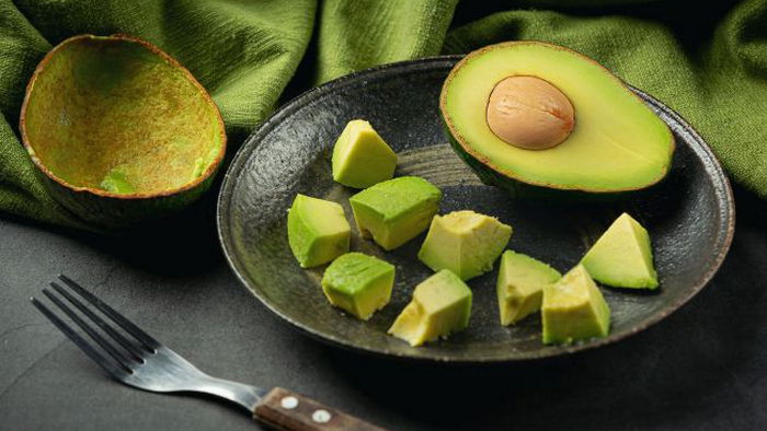Как сохранить половинку авокадо, чтобы оно не потемнело: простой лайфхак от шеф-повара