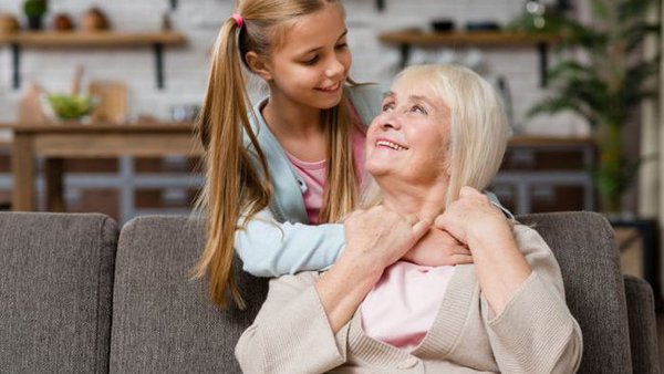 7 фраз, которые бабушки и дедушки должны прекратить говорить своим внукам