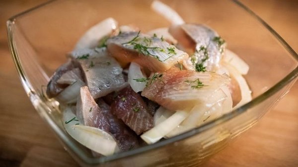 Полезные лайфхаки: как выбрать вкусную сельдь для салата и правильно ее почистить