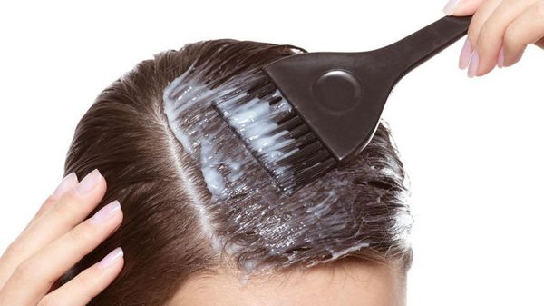 С аммиаком или без: какая краска долго держится, лучше окрашивает седину и безопасна для волос