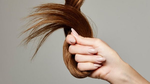 Как сделать волосы блестящими и гладкими с помощью копеечного средства