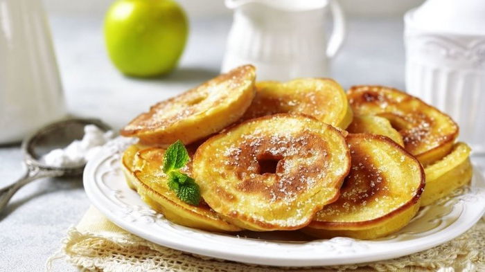 Яблочные оладьи: лучший рецепт для субботнего завтрака