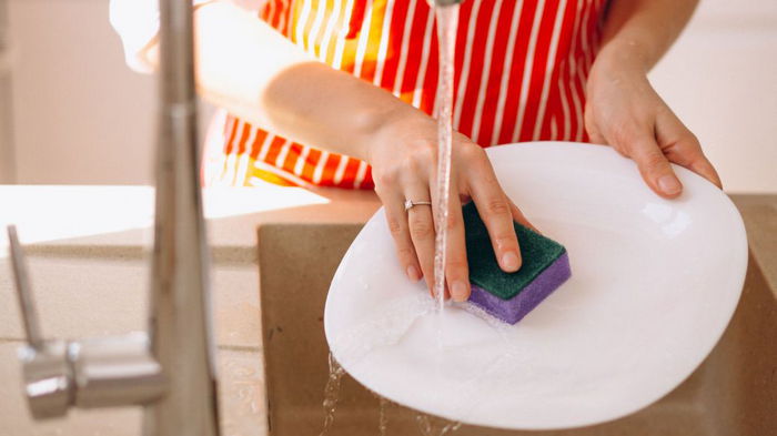 В разы дешевле и эффективнее моющего средства: чем за несколько минут помыть горы посуды