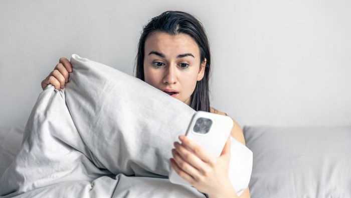 Вредно ли хранить телефон под подушкой: вы будете удивлены