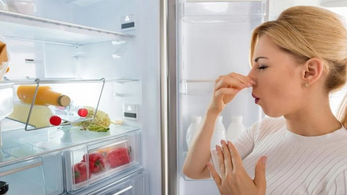 Добавьте всего 1 ложку в воду: лучшее средство от запаха в холодильнике