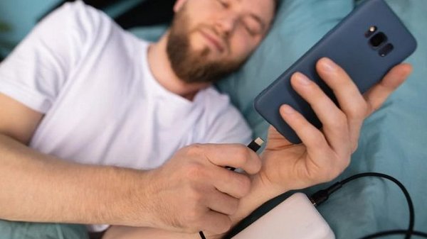 Что будет, если спать рядом с телефоном: негативные последствия не заставят себя ждать